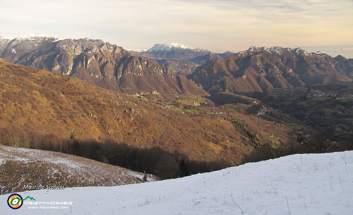 46 Si accendono i colori del pomeriggiosulla Valtaleggio....JPG
